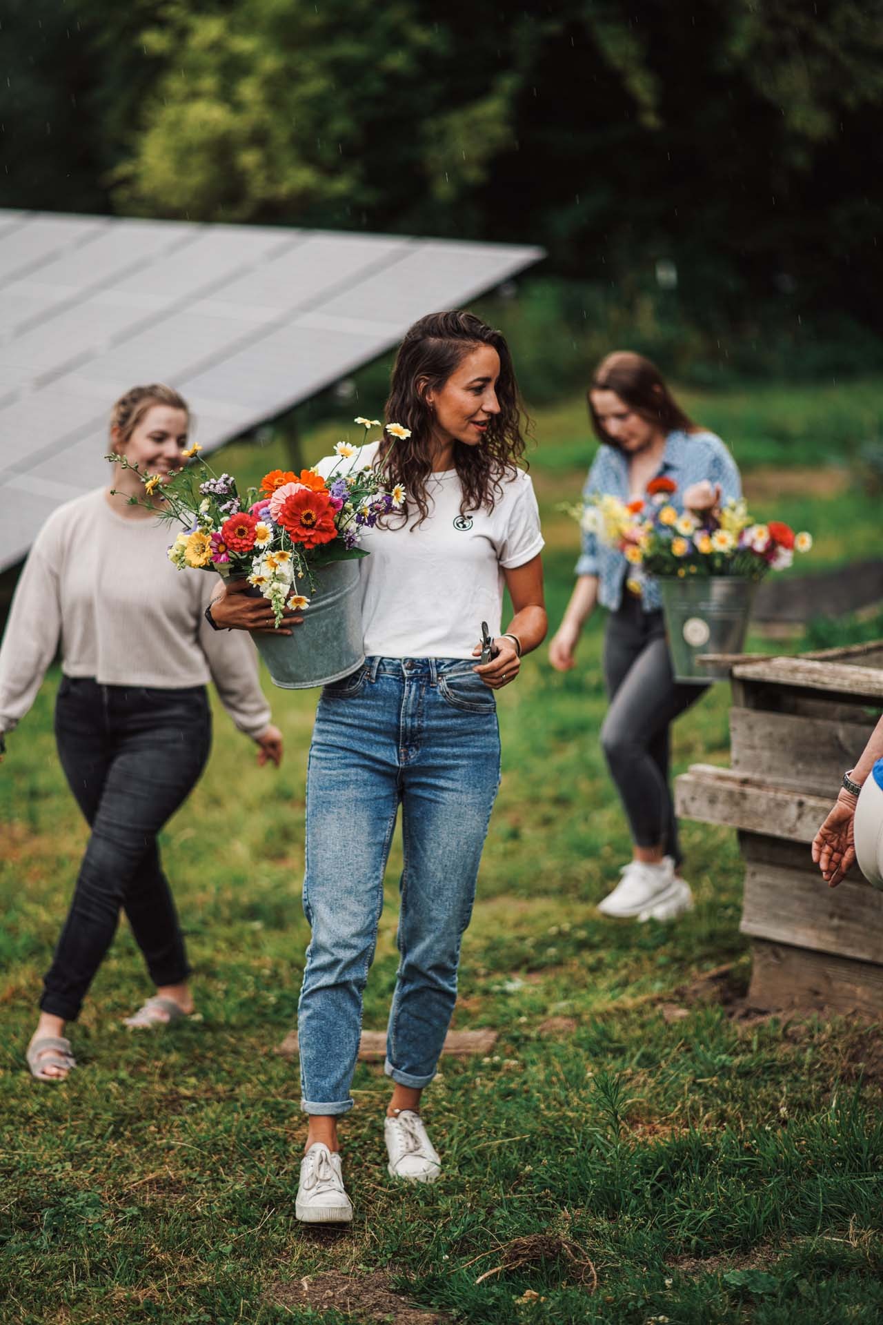 Gemeinsam mit frisch gepflückten Blumen im Garten unterwegs