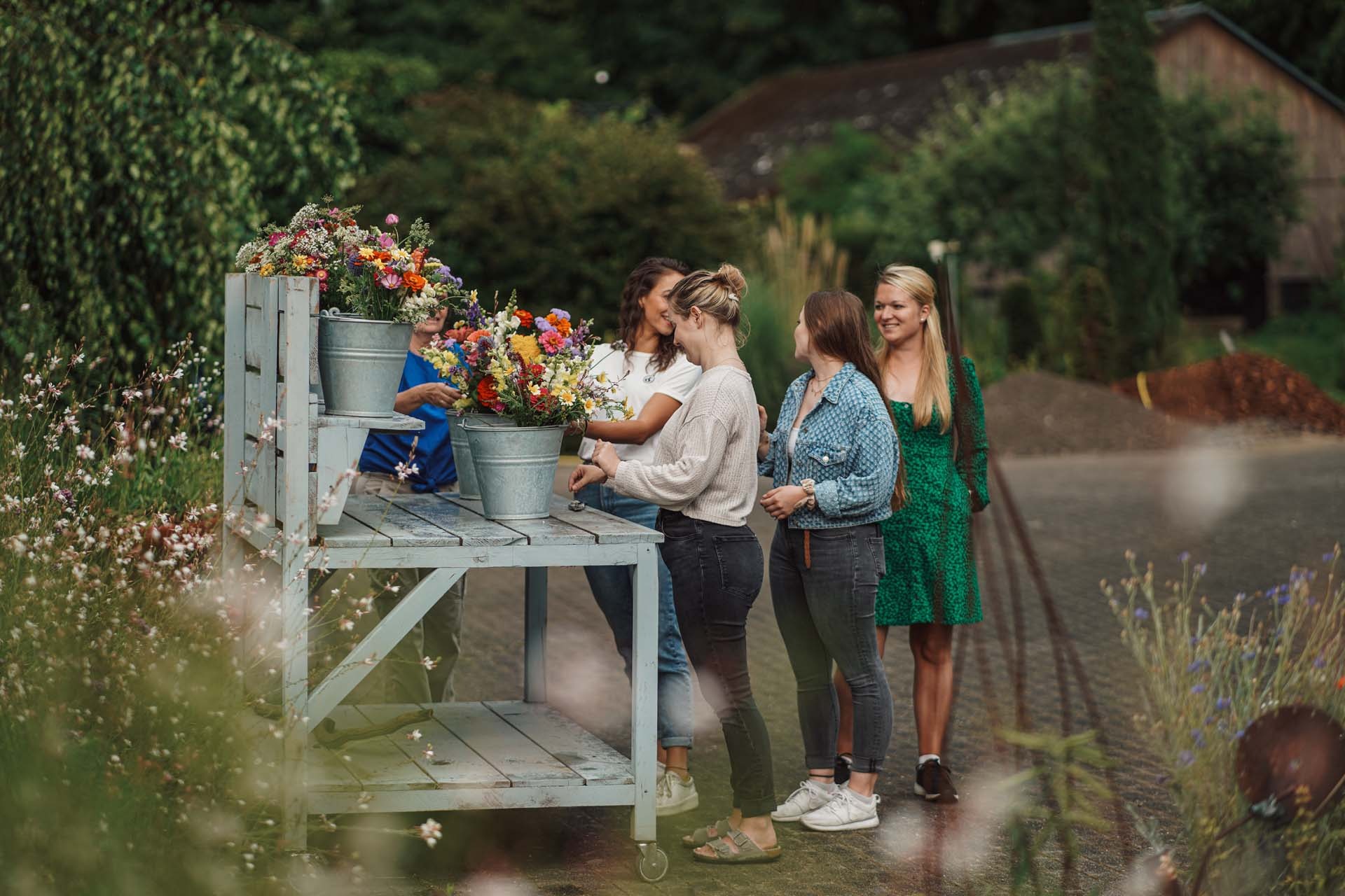 Gemeinsam Blumen für eigene Arrangements auswählen