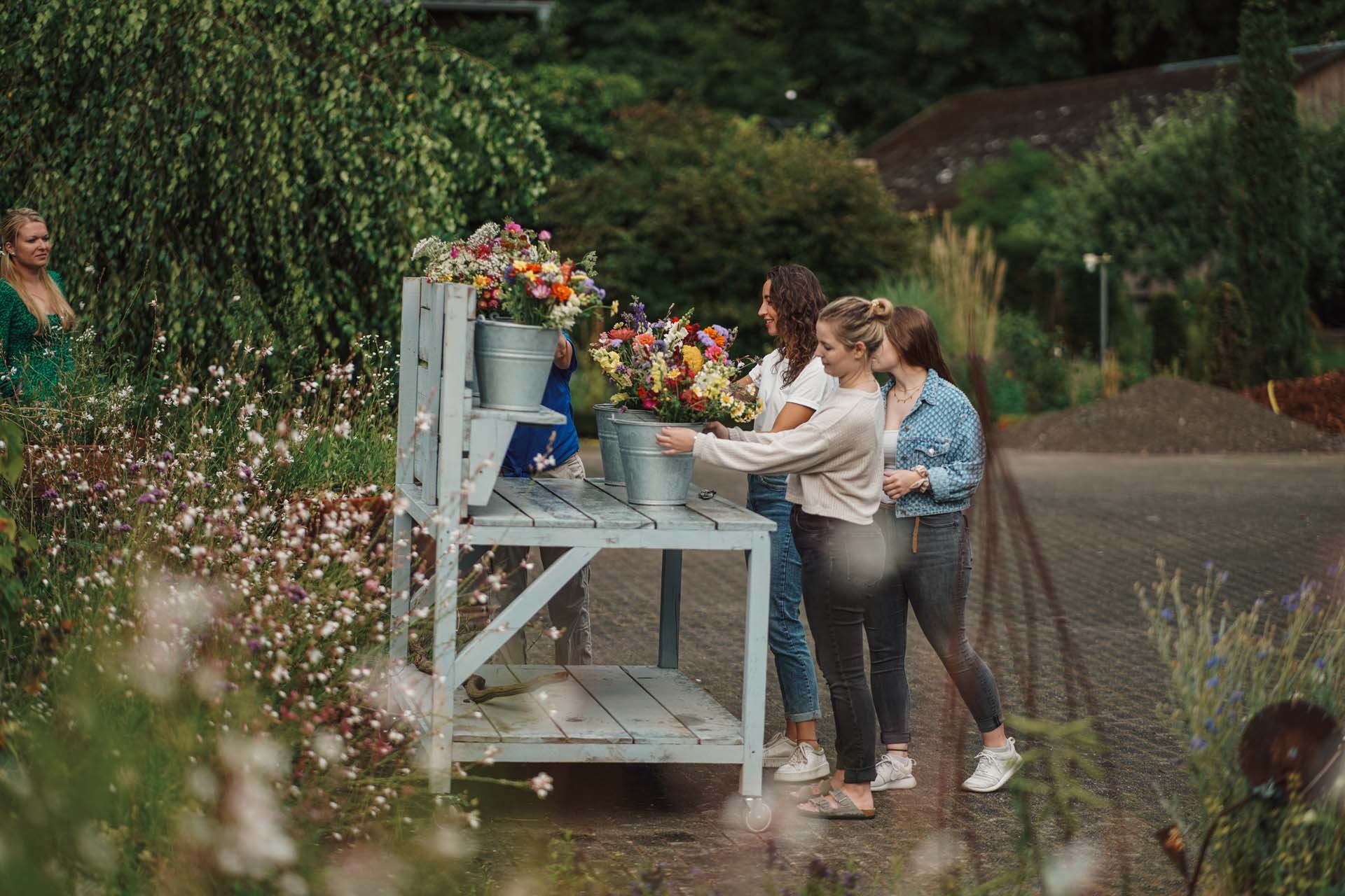 Gemeinsam Blumen am Arbeitstisch im Garten auswählen